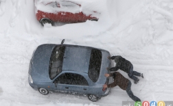 چگونه ماشینی که در برف گیر کرده است را خارج کنیم