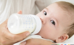 راهنما و نکات کامل درست کردن شیرخشک برای نوزاد