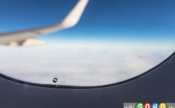چرا پنجره هواپیما سوراخ ریزی دارد