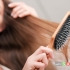 5 اشتباهی که در هنگام برس زدن موهای خود مرتکب می‌شوید