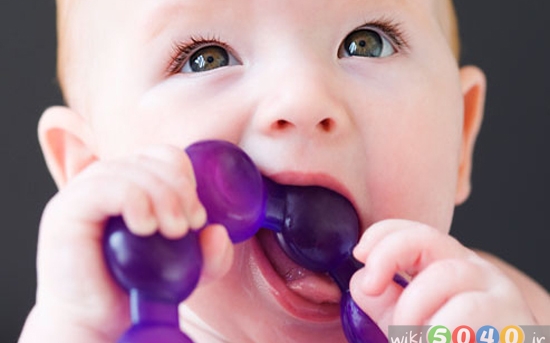 چگونه نوزادی که دندان درمی‌آورد را آرام کنیم
